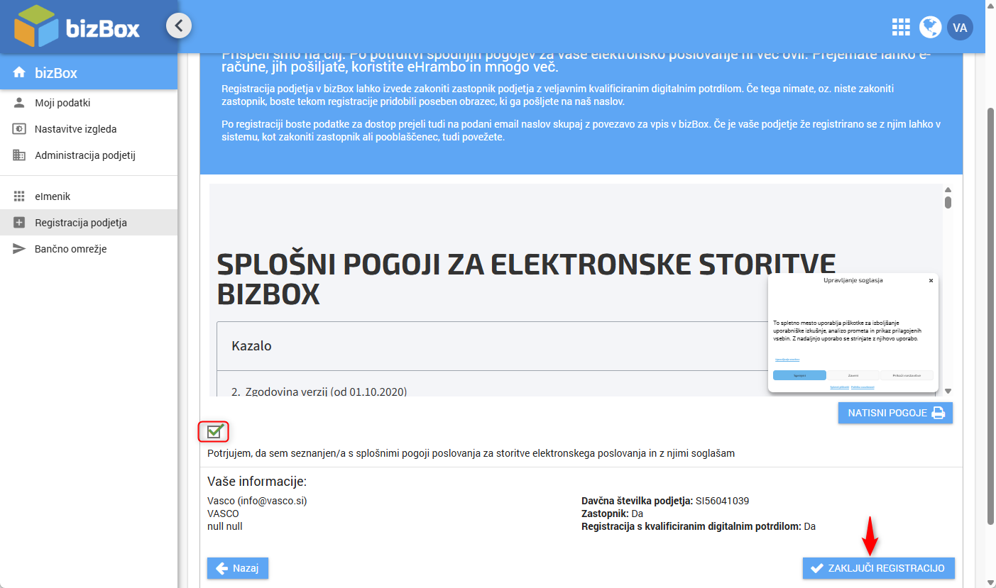 Pogoji uporabe bizBox z označenim poljem za soglasje in rdečo puščico pri gumbu ZAKLJUČI REGISTRACIJO.